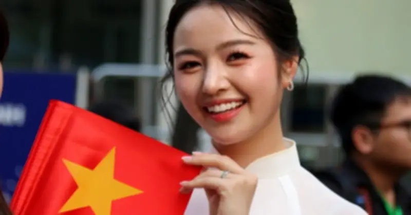 Hàng trăm bạn trẻ rộn ràng đồng diễn Việt phục giữa lòng Sài Gòn