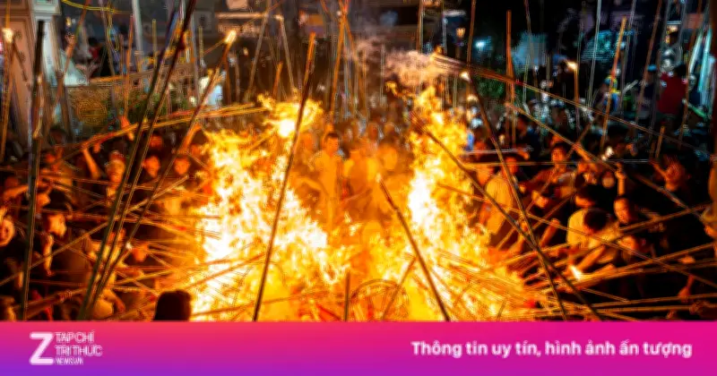 Hàng trăm người chen nhau lúc nửa đêm rước lửa thiêng cầu may tại Hà Nội