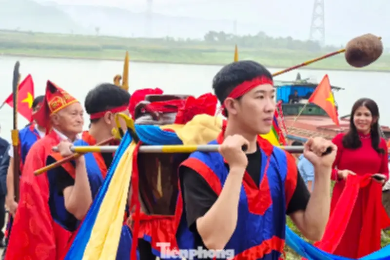 Hàng trăm người dân Nghệ An tham gia lễ rước nước mở màn lễ hội Đền Vua Mai