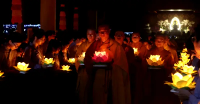 Hàng trăm người dân thả hoa đăng trên sông Sài Gòn, nguyện cầu quốc thái dân an