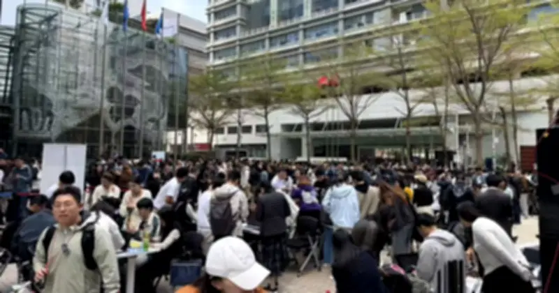 Hàng trăm người xếp hàng dưới mưa tại Thâm Quyến để được cài miễn phí AI Agent OpenClaw