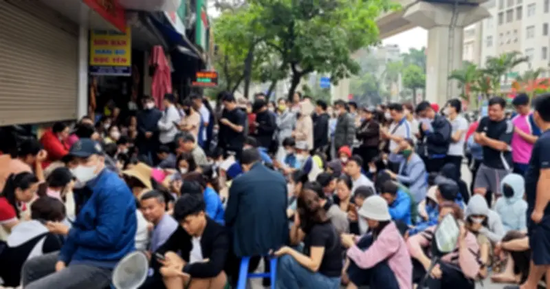 Hàng trăm người xếp hàng từ sáng sớm nhận vàng trước hạn tại Hà Nội