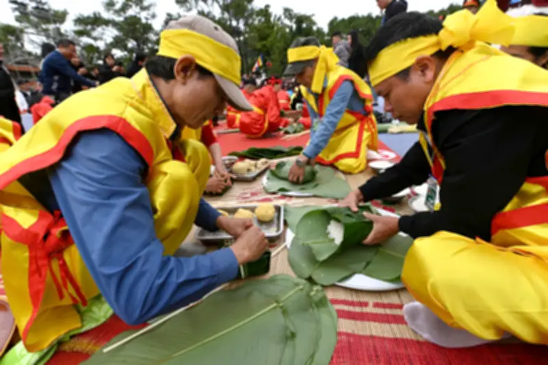 Hàng trăm người xếp hàng thưởng thức bánh truyền thống tại lễ hội mùa xuân Côn Sơn