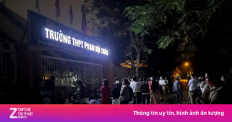 Hàng trăm phụ huynh Hà Nội xếp hàng từ nửa đêm giành suất vào lớp 10 trường tư