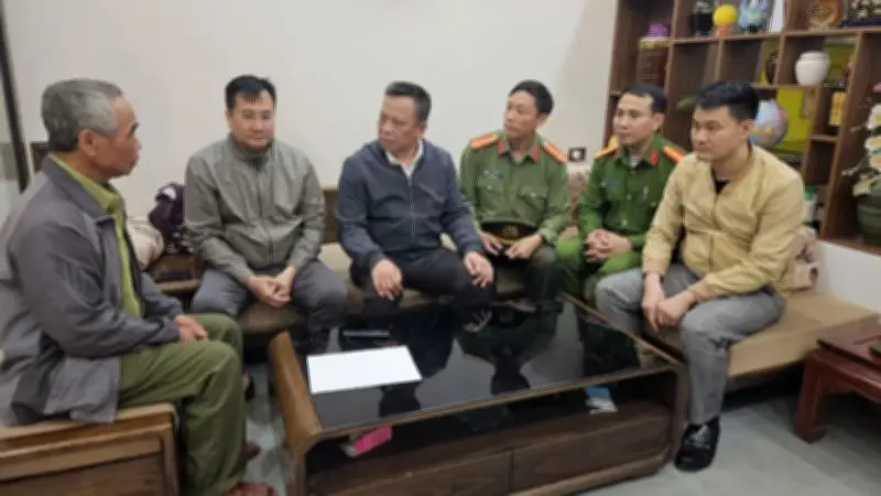 Hưng Yên: Kẻ sát nhân giết vợ và em vợ rồi tự sát trong ô tô