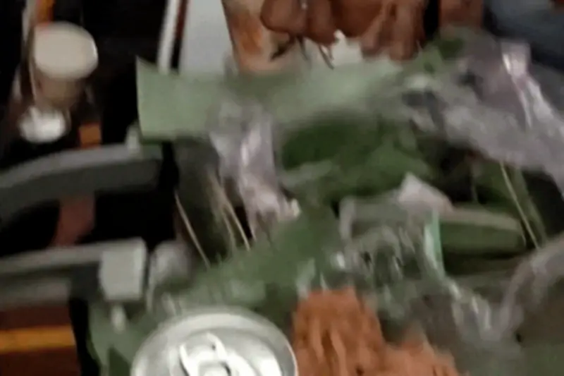 Hành khách ăn nem chua, uống bia trên máy bay gây tranh cãi về quy định