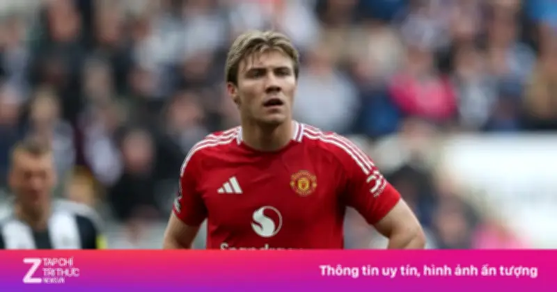 Hành động gây tranh cãi của Hojlund khiến CĐV MU phẫn nộ sau thất bại