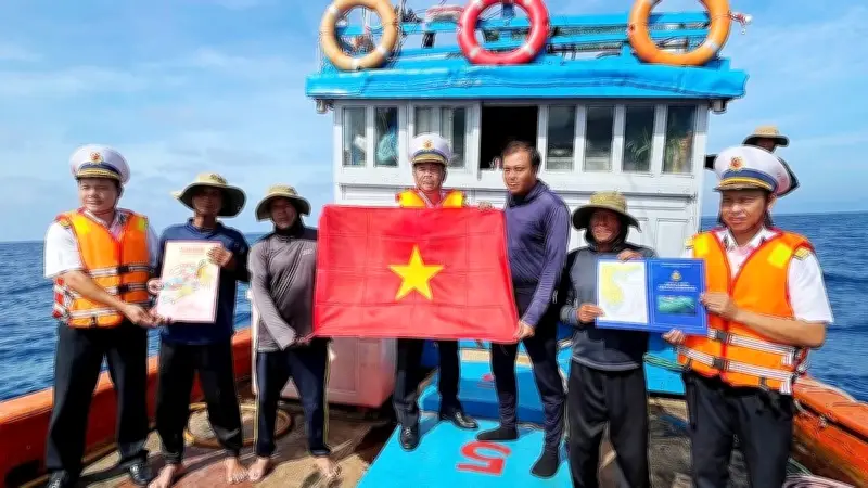 Hành Trình Gian Nan Đưa Thùng Phiếu Đến Cử Tri Trên Biển Đông