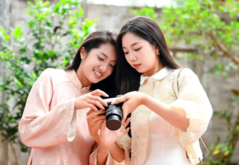 Hoa hậu Hà Trúc Linh và các người đẹp du xuân, trải nghiệm văn hóa tại Bắc Ninh