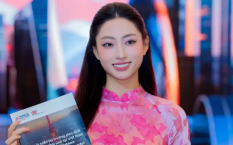 Hoa hậu Lương Thùy Linh gây chú ý với vai trò MC song ngữ Anh - Việt