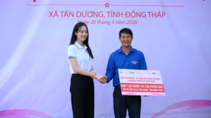 Hoa hậu Thanh Thủy trao máy lọc nước và khám sức khỏe cho trường học và dân cư