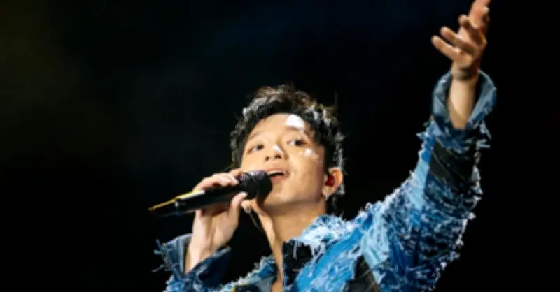 Hoàng Dũng gây bão với 4 cặp đôi cầu hôn thành công tại concert gần 10.000 người