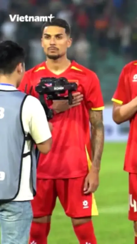 Đỗ Hoàng Hên xúc động hát Quốc ca trong trận ra mắt ĐTQG Việt Nam