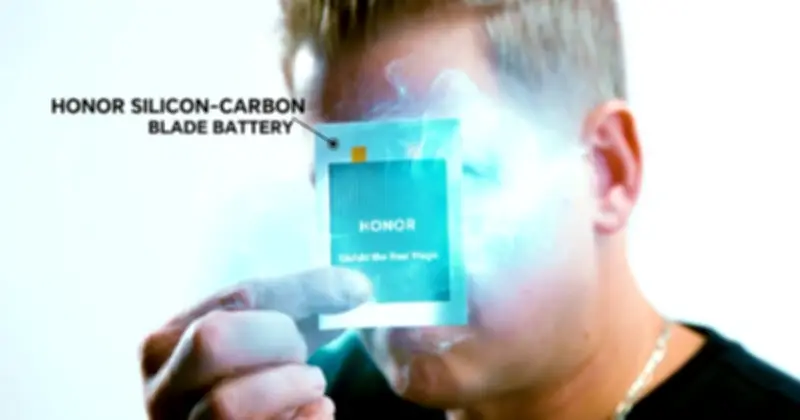 HONOR trình diễn Blade Battery 7.000 mAh: Viên pin mỏng như lưỡi dao cho điện thoại gập tương lai