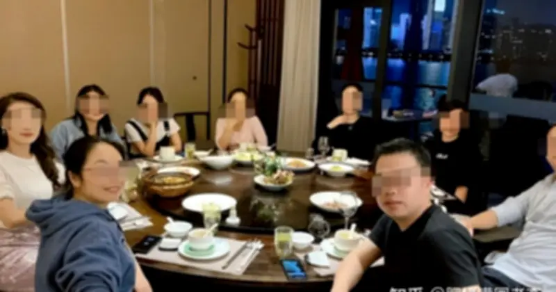 Họp lớp sau 15 năm: Lớp trưởng mỉa mai bạn học, bất ngờ mất việc vì chủ khách sạn chính là người bị chế giễu