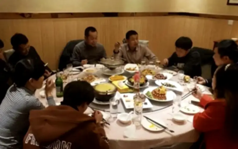 Họp lớp sau 20 năm: Lý do nhiều người chọn im lặng và biến mất