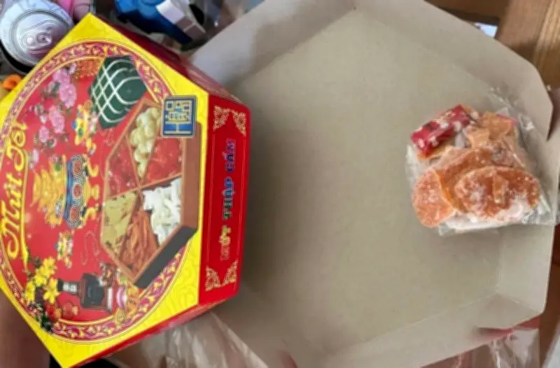 Hộp quà Tết sang trọng, bên trong toàn hàng nhái, kém chất lượng gây bức xúc