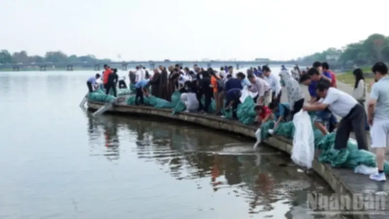 Huế thả cá giống tái tạo nguồn lợi thủy sản, gắn với văn hóa phóng sinh