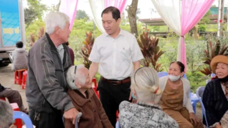 Huế triển khai khám chữa bệnh và trao quà cho 300 người dân có hoàn cảnh khó khăn