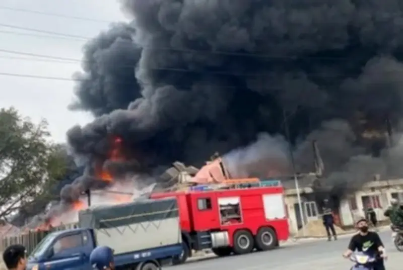 Hung Yen: Kịp thời dập tắt đám cháy lớn tại xưởng sản xuất mứt xốp