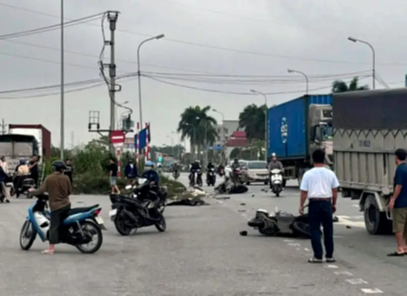 Hung Yen: Tài xế sử dụng điện thoại khi lái xe gây tai nạn, 2 người tử vong