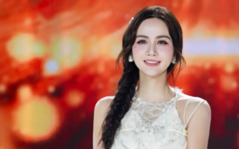 Huyền Lizzie gây sốt với diện mạo công chúa, khẳng định vị thế mỹ nhân VTV