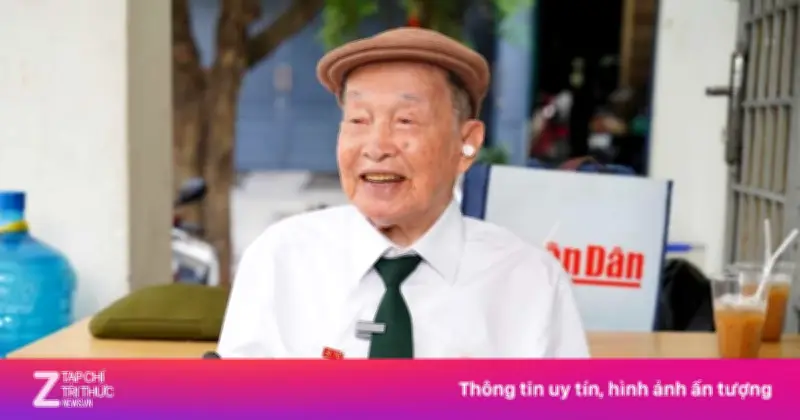 Huyền thoại tình báo Tư Cang 98 tuổi tự chống gậy đi bỏ phiếu, từ chối thùng phiếu phụ