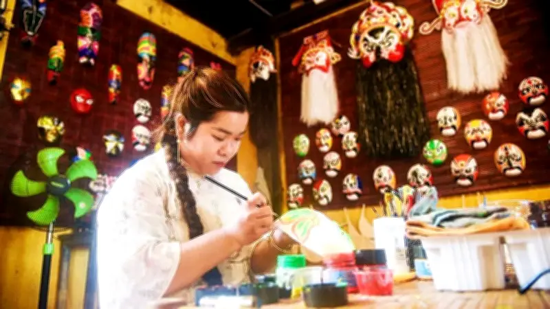 Huyền Trang - Người trẻ giữ hồn di sản mặt nạ tuồng Hội An