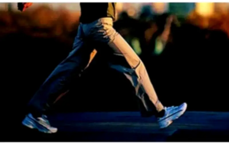 Đi Bộ Sau Bữa Tối: Lợi Ích Sức Khỏe Vượt Trội Chỉ Với 5 Phút Mỗi Ngày