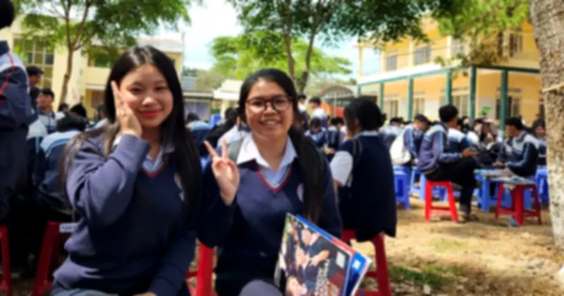 Đôi bạn học giỏi cùng nhau chinh phục ước mơ đại học trong mùa thi căng thẳng