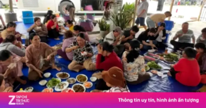 Đại gia đình 45 người mang 100 ổ bánh mì, 30 kg lạp xưởng, 20 con gà vịt đi du xuân