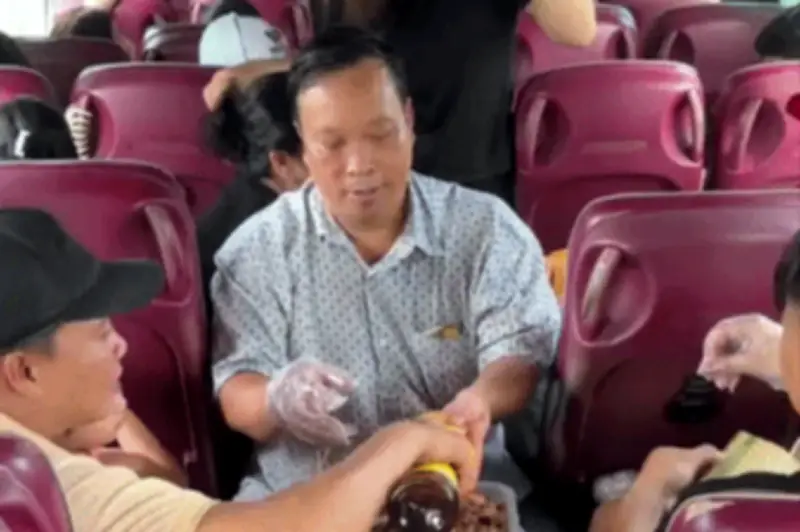 Đại Gia Đình Miền Tây Chi 80 Triệu Đồng Du Xuân, Trải Bạt Ăn Uống Dọc Đường