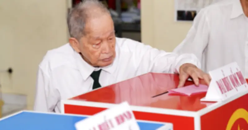 Đại tá Nguyễn Văn Tàu, 98 tuổi, bỏ phiếu đầu tiên tại TP.HCM trong ngày bầu cử