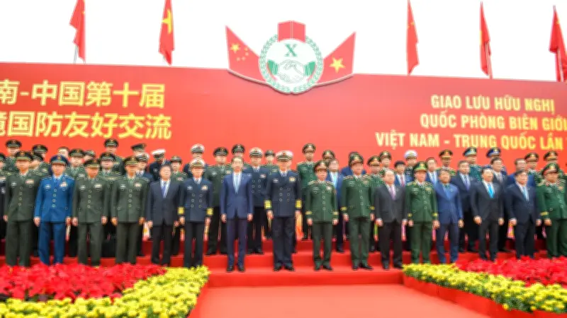 Đại tướng Phan Văn Giang đón Thượng tướng Đổng Quân tại biên giới Móng Cái