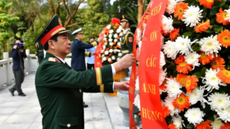 Đại tướng Phan Văn Giang và Thượng tướng Đổng Quân dâng hoa tưởng niệm liệt sĩ Việt-Trung