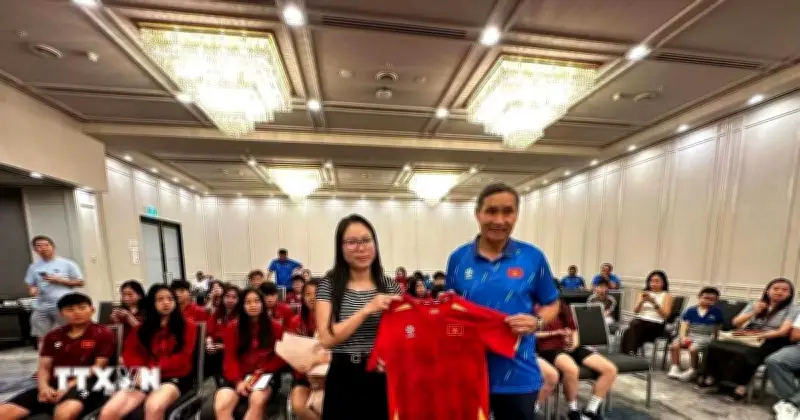 Đội tuyển nữ Việt Nam nhận lời chúc 8/3 và tiếp lửa từ cộng đồng tại Perth