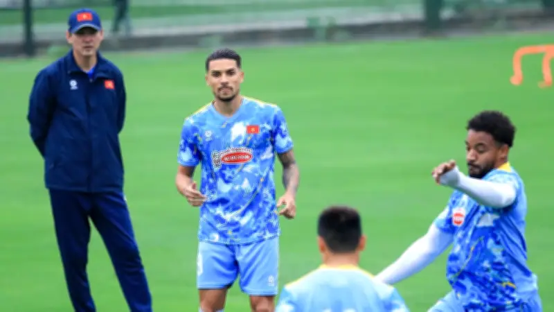 Đội tuyển Việt Nam khởi động với 10 cầu thủ, tân binh Đỗ Hoàng Hên chia sẻ quyết tâm