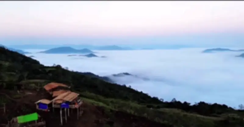 Điểm săn mây hoang sơ gây sốt ở Đỉnh Trời Pha Đen, xứ Thanh