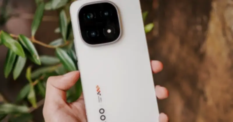 iQOO 16 hé lộ màn hình Samsung 185Hz, camera 200MP, giá tăng vì chip nhớ