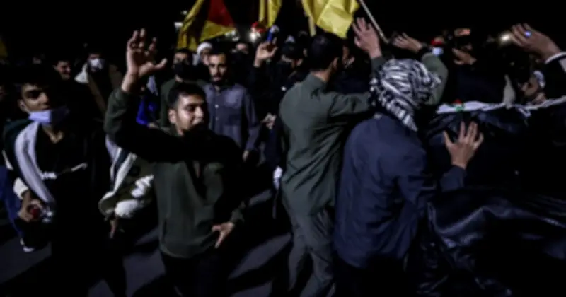 Iran cảnh báo đe dọa đóng cửa eo biển Hormuz, giá dầu tăng vọt