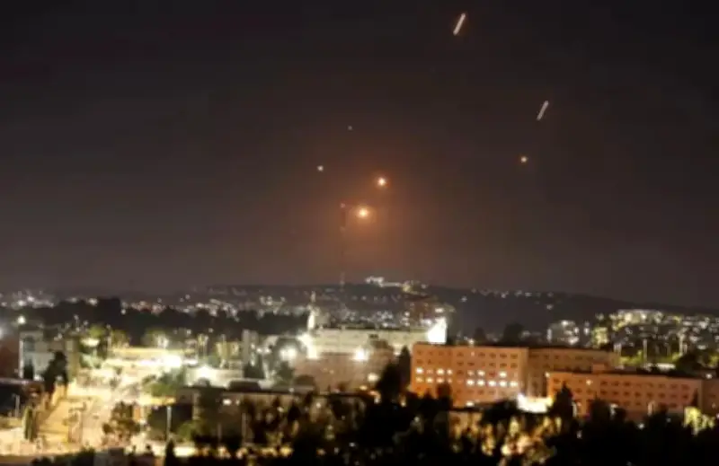 Iran Phóng Tên Lửa Vào Thị Trấn Israel, Nơi Có Cơ Sở Hạt Nhân