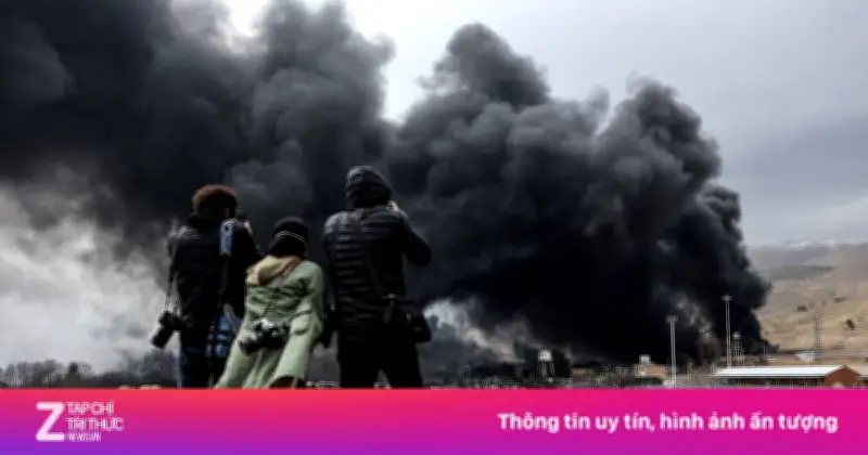 Iran Sau Đòn Không Kích: Bầu Trời Đen Kịt, Người Dân Cảm Thấy Như Ngày Tận Thế