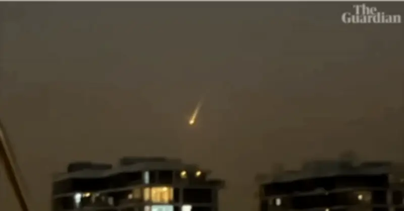 Iran Tấn Công 14 Căn Cứ Mỹ, Bầu Trời Trung Đông Rung Chuyển