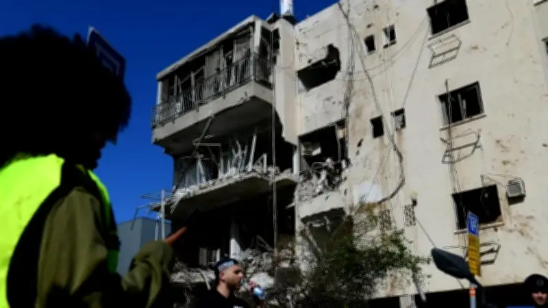 Iran Tuyên Bố Tấn Công Tàu Sân Bay Mỹ, Israel Không Kích Cơ Sở Tàu Ngầm