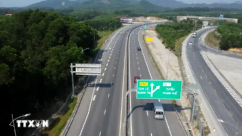 Điều chỉnh tốc độ lưu thông ô tô trên cao tốc Cam Lộ - La Sơn
