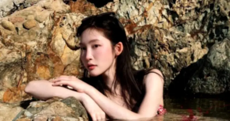 Juky San gây tranh cãi khi mặc bikini tắm tại Giếng Tiên ở Gia Lai