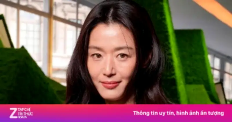 Jun Ji Hyun gây lo lắng vì ngoại hình mệt mỏi tại Tuần lễ thời trang Paris