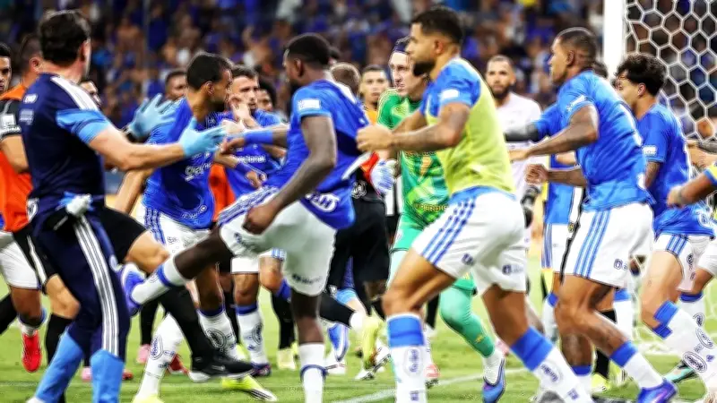 Kỷ lục 23 thẻ đỏ trong trận chung kết Campeonato Mineiro gây chấn động Brazil