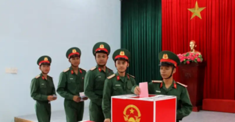 Đắk Lắk: Hàng trăm chiến sĩ trẻ lần đầu bỏ phiếu trong ngày bầu cử sớm