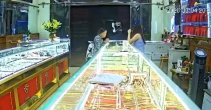 Đắk Lắk: Đối tượng che mặt bất thường vào tiệm vàng, Công an phát thông báo truy tìm